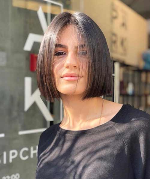 Coupes de cheveux courtes à la mode sans frange photo