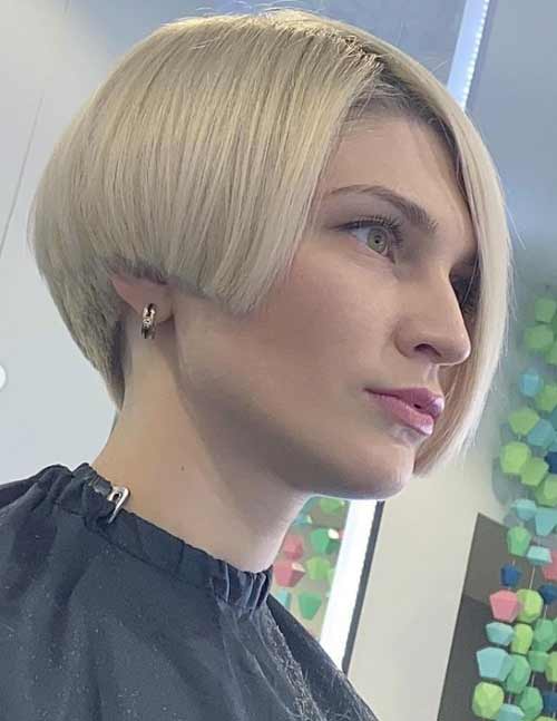 Coupes de cheveux courtes asymétriques sans frange 