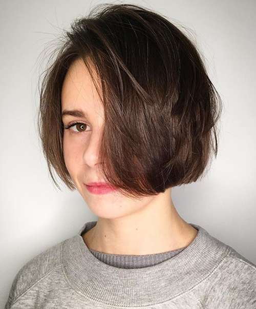 Traits courts pour un visage rectangulaire