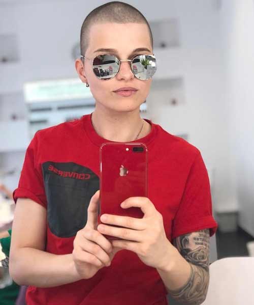 Coupe de cheveux femme pour une machine à écrire