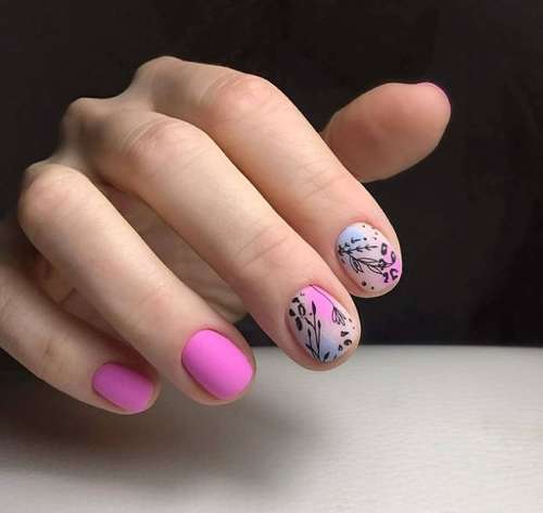 Manucure dans les tons roses pour les ongles courts