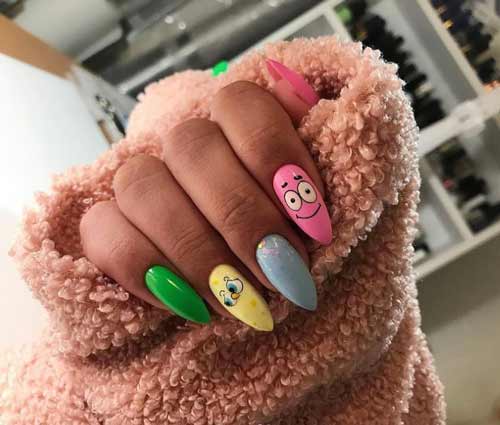 Dessin drôle sur fond rose d'ongles