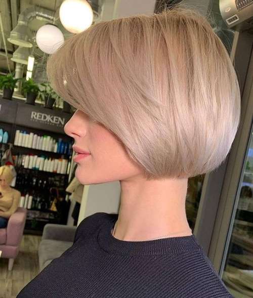 Vue de côté de Bob avec une frange