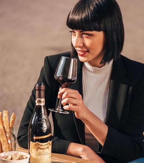 Bob Kare avec une frange 2021: photos de coupes de cheveux à la mode, tendances