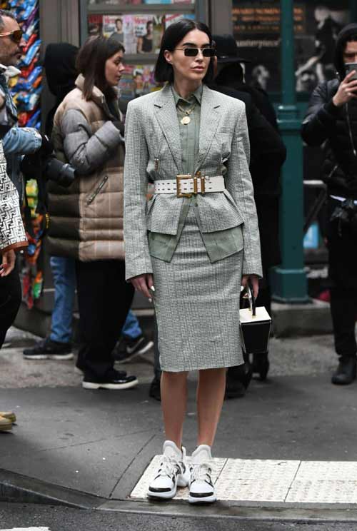 Jupe à la mode dans une cage