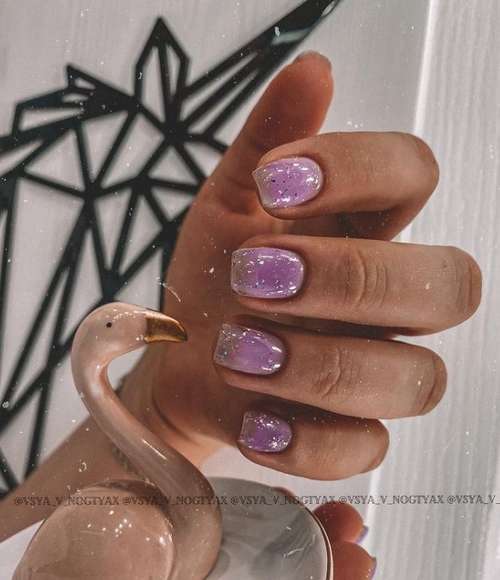 Base de camouflage lilas sur les ongles