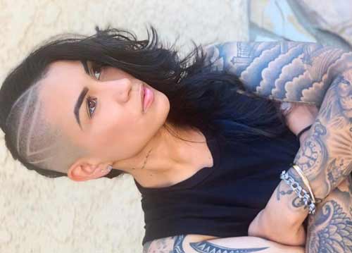 Coupe de cheveux avec tempes et nuque rasées