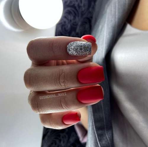 Manucure bicolore avec motif en aluminium