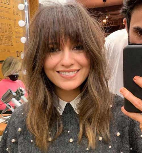 Coupe de cheveux longue et frange