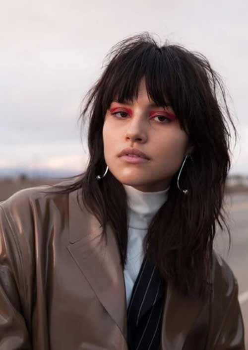 Coupe de cheveux en maillet pour cheveux longs et foncés