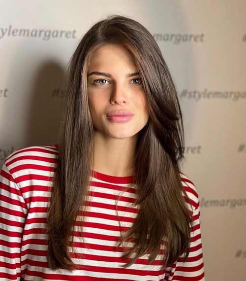 Coupe de cheveux longue pour les jeunes avec une frange