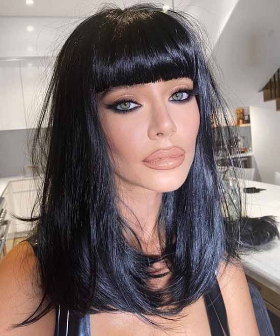 Coupe de cheveux avec une frange droite