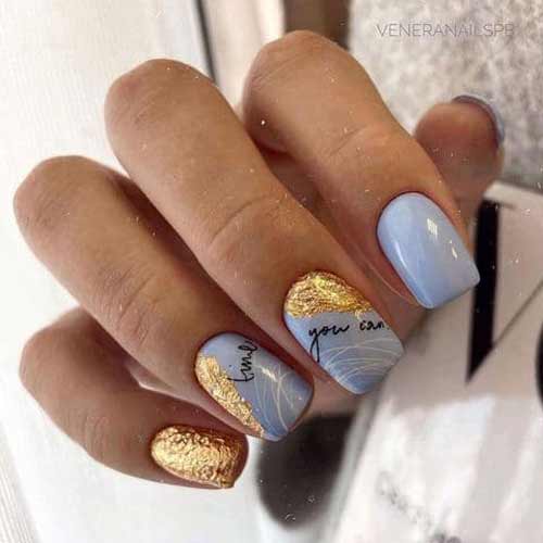Couleur des ongles bleus et feuille d'or
