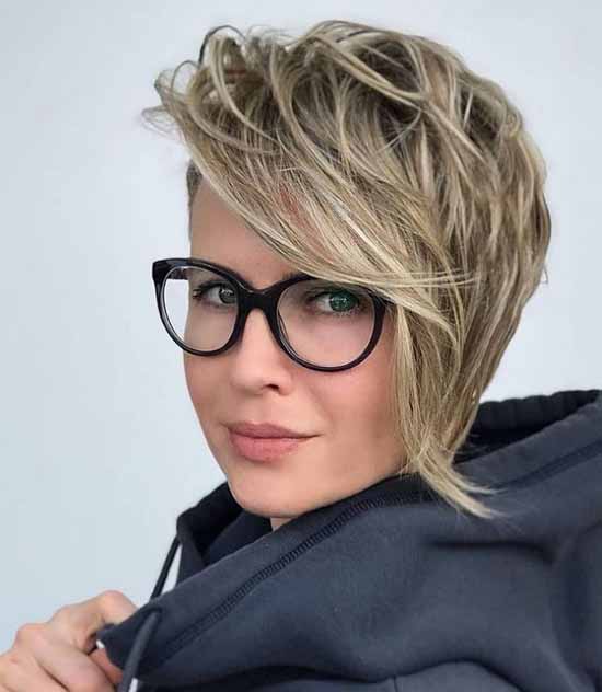 Coupe de cheveux asymétrique tendance printemps-été 2021