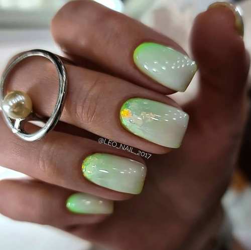 Ongles courts avec des motifs à ressort