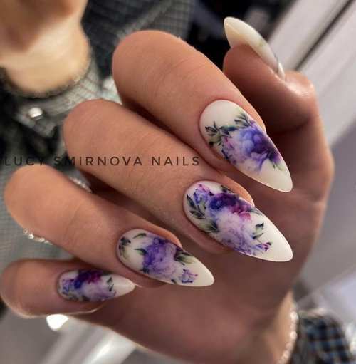 Ongles longs avec des motifs à ressort
