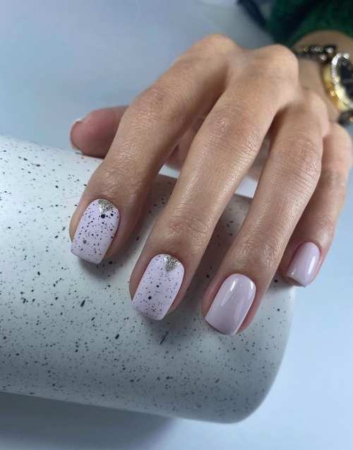 Paillettes avec la couleur des ongles printemps lilas