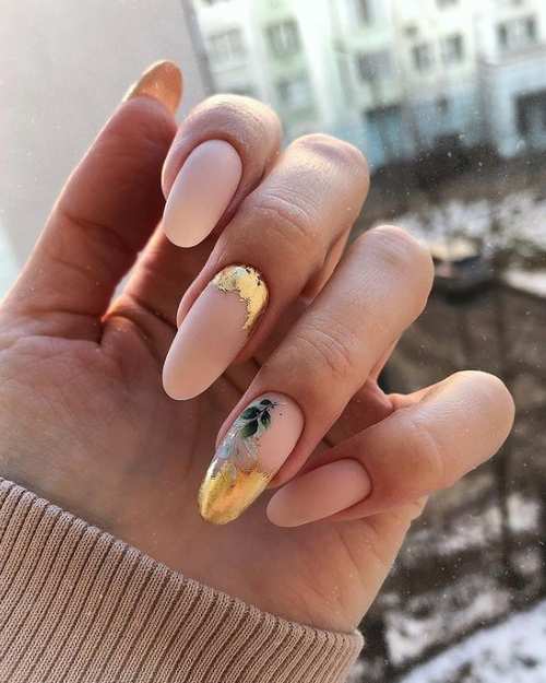 Ongles longs nus