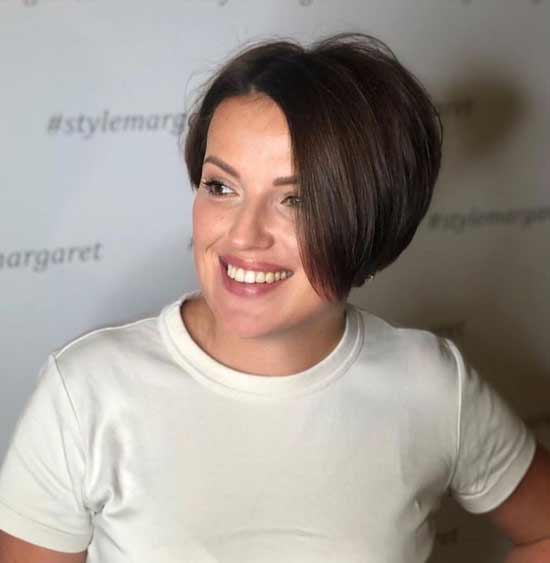 Coupe de cheveux moyenne vue de côté de muscovite