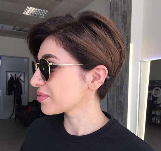 Une coupe de cheveux "Moscovite": photo pour cheveux courts et moyens