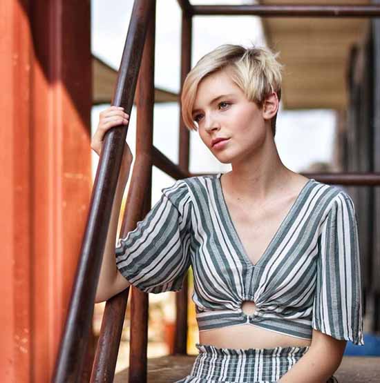 Une coupe de cheveux "Moscovite": photo pour cheveux courts et moyens