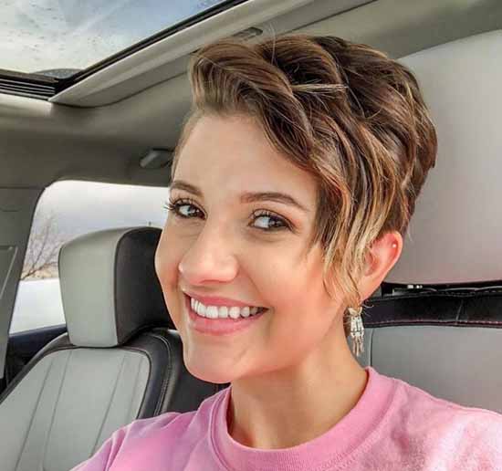 Une coupe de cheveux "Moscovite": photo pour cheveux courts et moyens