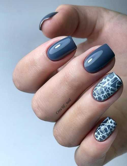 Manucure courte gris foncé