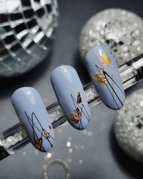 Ongles gris avec du papier d'aluminium