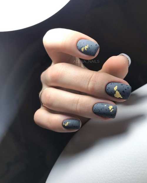 Imprimé gris caille sur les ongles