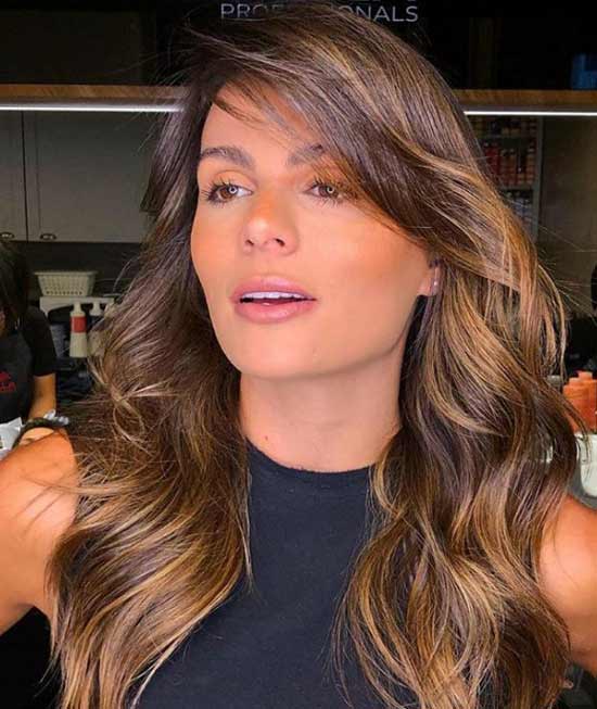 Cascade avec une frange sur le côté