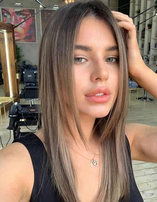 Longue cascade de coupe de cheveux avec une frange