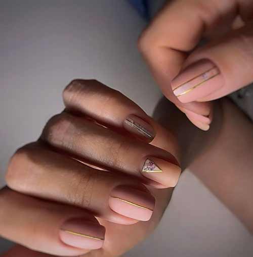 Ongles courts avec des bandes d'aluminium