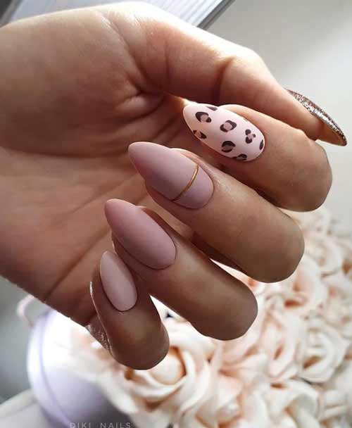 Manucure nue avec des rayures en aluminium