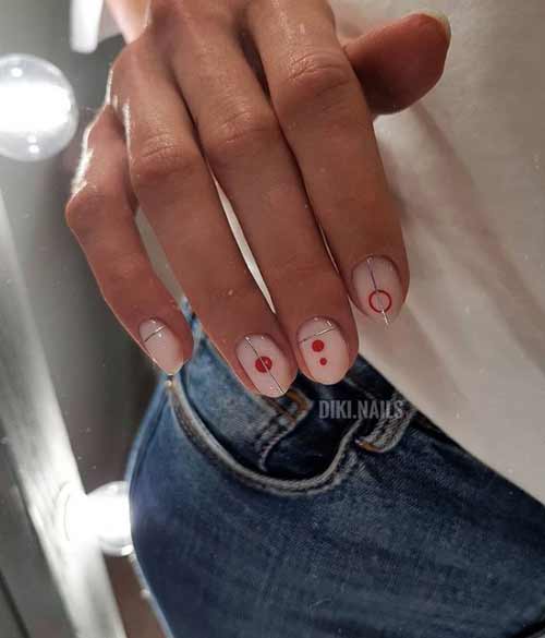 Ongles courts nus avec du papier d'aluminium