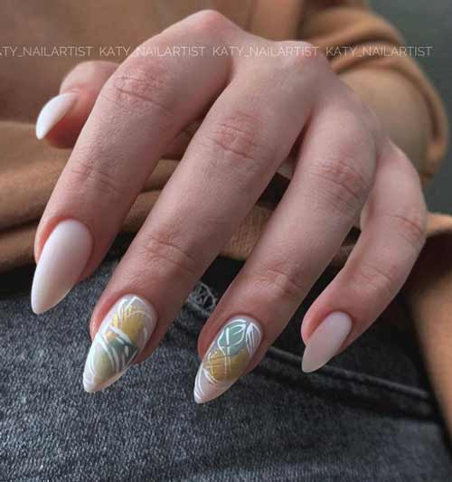 Manucure nue avec du papier d'aluminium