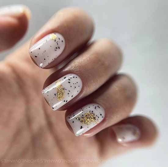 Manucure nue avec du papier d'aluminium 2021: photos, actualités