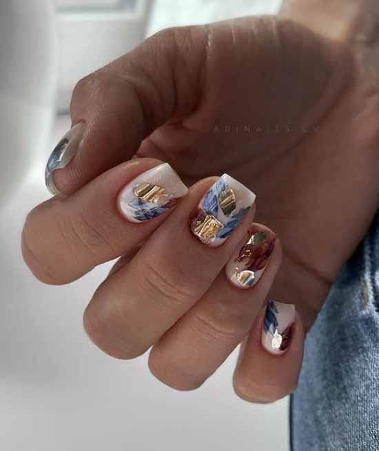 Manucure nue avec du papier d'aluminium 2021: photos, actualités