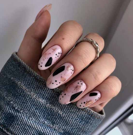 Manucure nue avec du papier d'aluminium 2021: photos, actualités