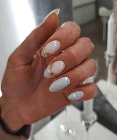 Manucure gris laiteux avec du papier d'aluminium