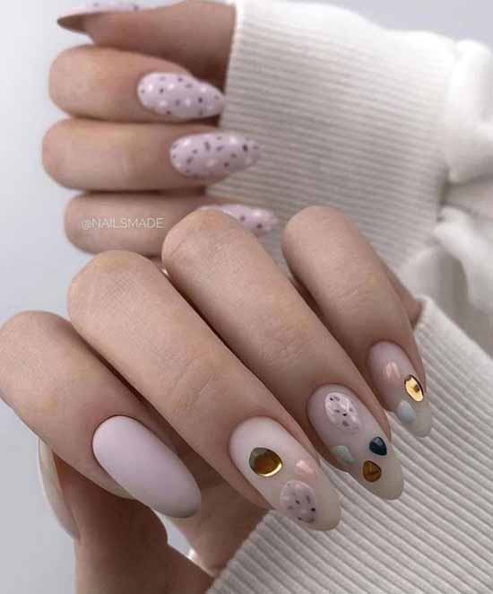 Manucure nue avec du papier d'aluminium 2021: photos, actualités