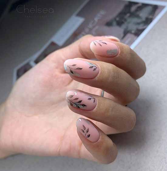 Manucure nue avec du papier d'aluminium 2021: photos, actualités