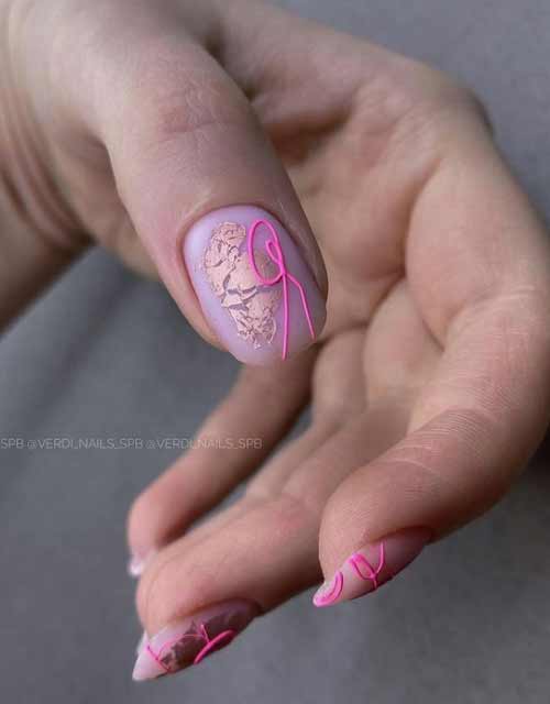 Manucure nude mate avec du papier d'aluminium