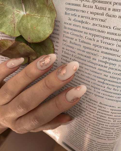 Ongles nude mat avec feuille