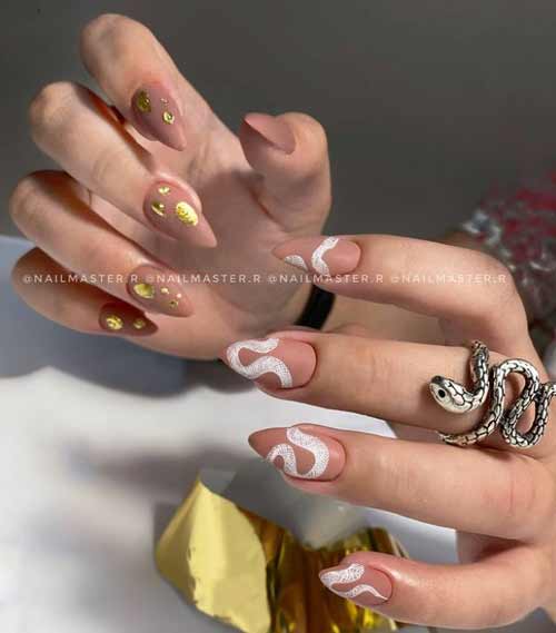 Manucure et feuille matte nude