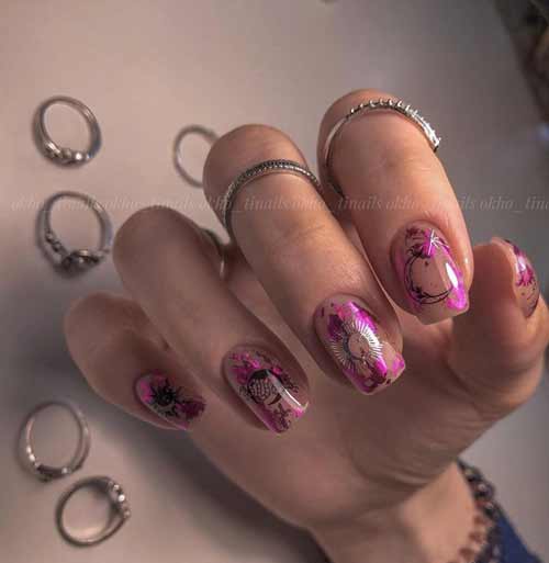 Manucure nue avec une feuille rouge