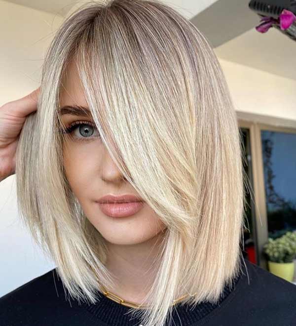 Carré avec une frange aux pommettes