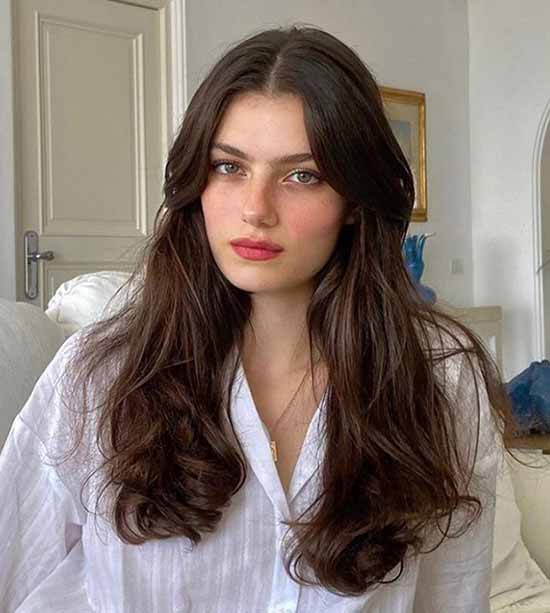 Longue frange 2021: quelles coupes de cheveux porter une longue frange, photo