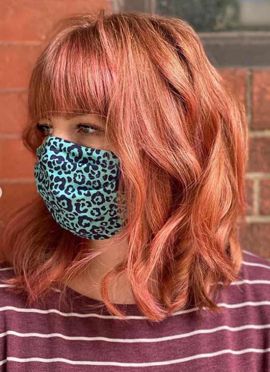 Cheveux roux avec une coupe de cheveux aux épaules