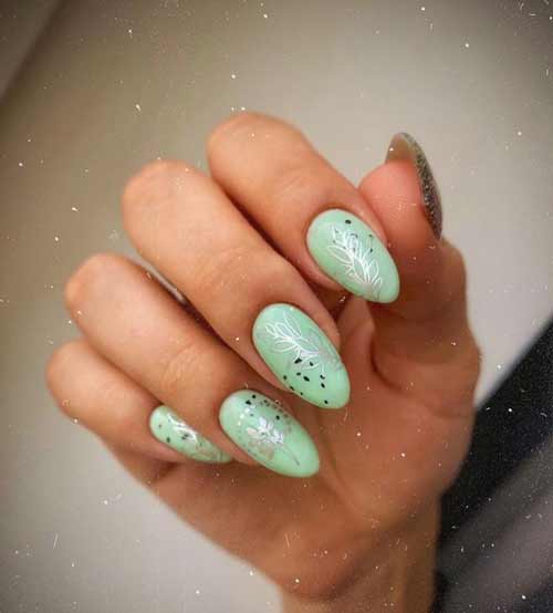 Manucure printanière dans les tons de menthe
