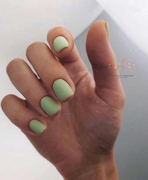 Manucure monochromatique à la menthe